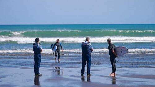 police surfers lockdown nzh